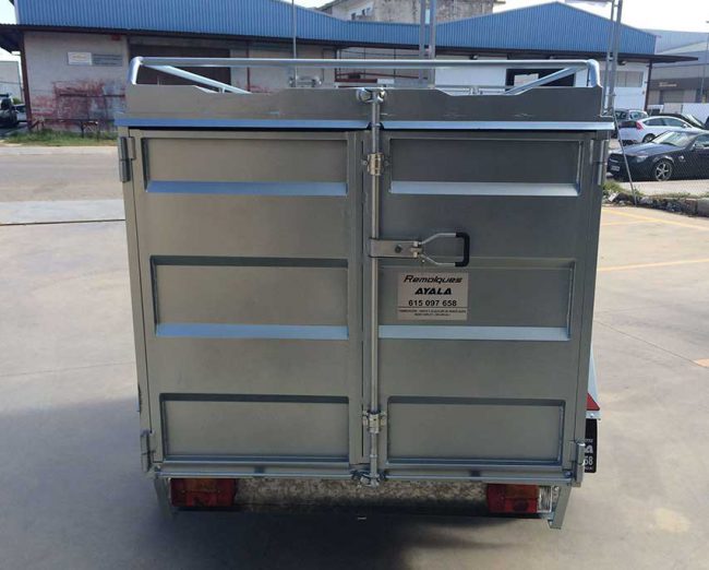 4.-Remolque-furgon-cerrado-CHAPA-PLEGADA-techo-elevable-1-eje-con-freno-REMOLQUES-AYALA--650x522